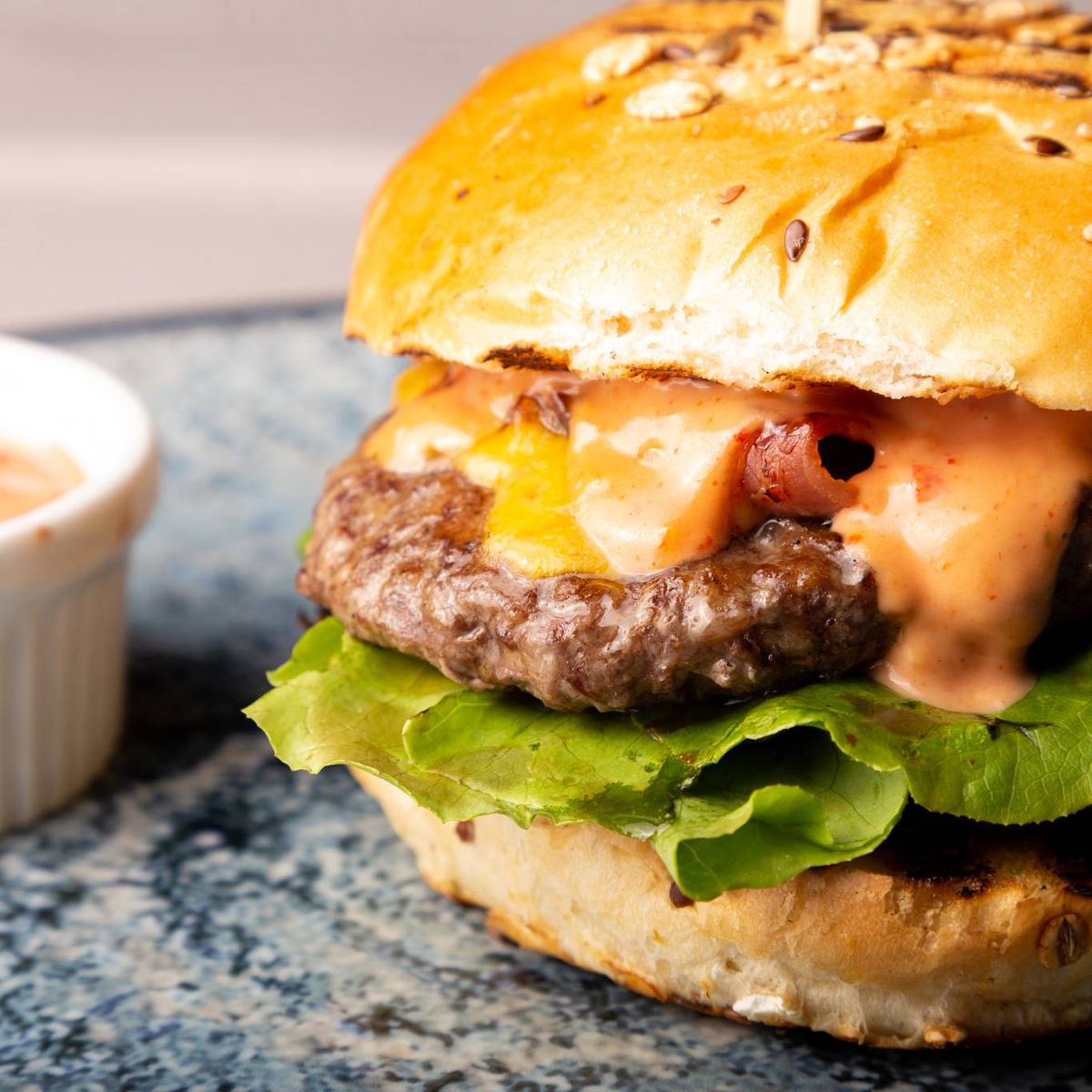 Burger Black Angus cu cartofi prajiti